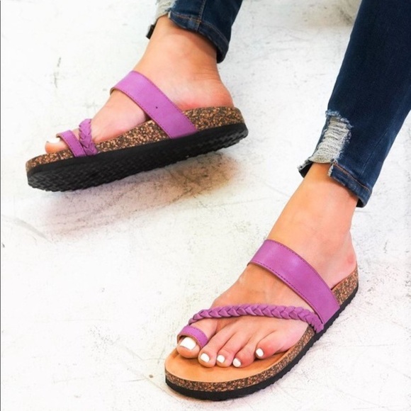 Size 8 Vegan Leather Toe Strap Sandal - Picture 2 of 5